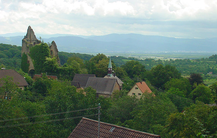 Blick von der Burgruine Tenningen-Landeck in die Rheinebene