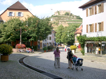 Staufen Altstadt mit Fussg&auml;ngerzone und Blick auf Staufener Burgruine